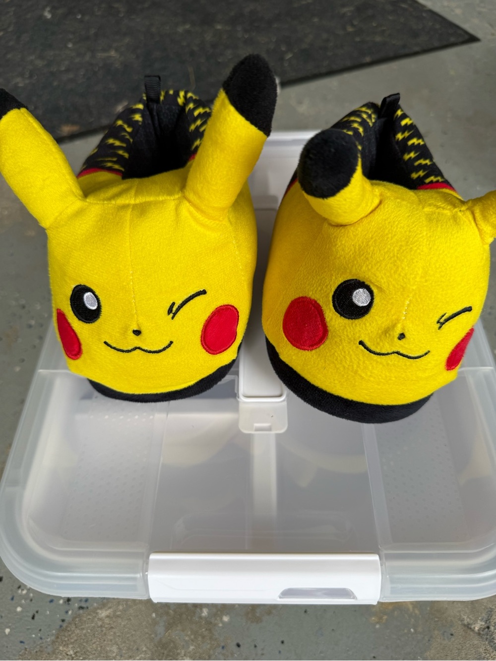 Pikachu Yellow Kids Plush Slippers Pokemon size 9/10
